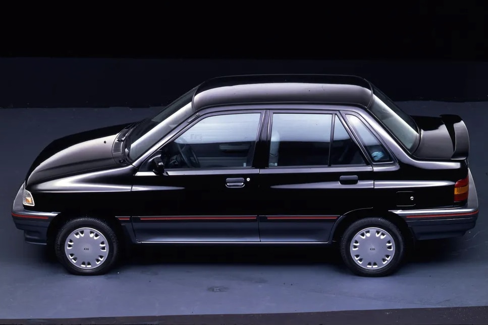 Kia Pride Beta stehend von der Seite