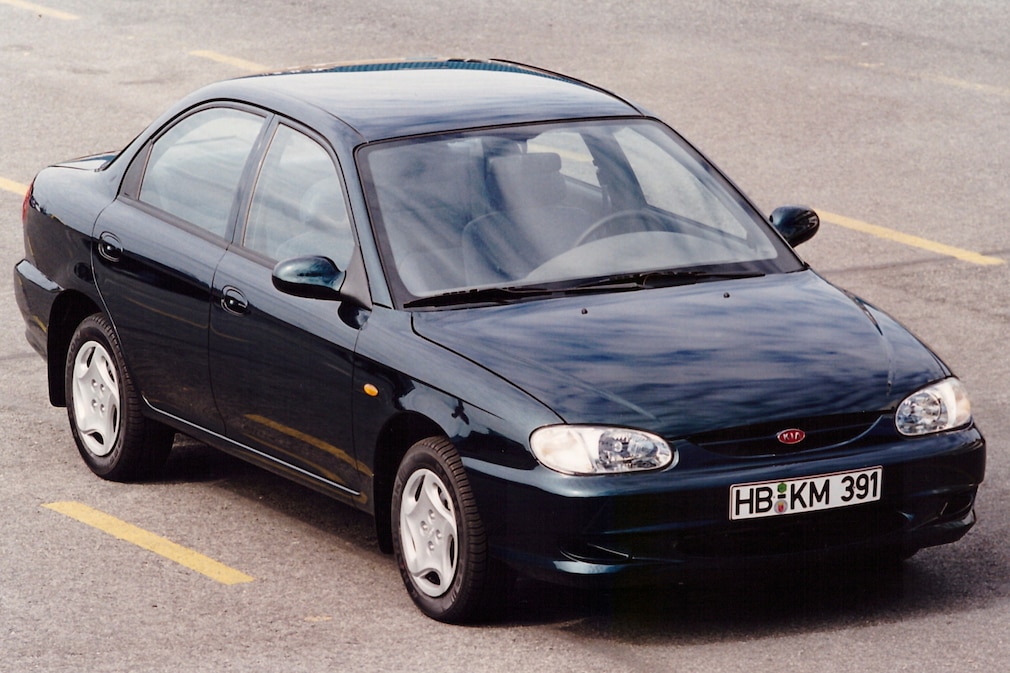 Kia Sephia Facelift 2 stehend von vorn schräg oben