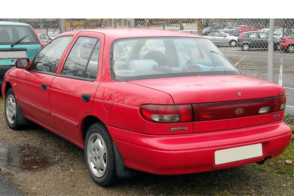 Kia Sephia Facelift stehend schräg von hinten