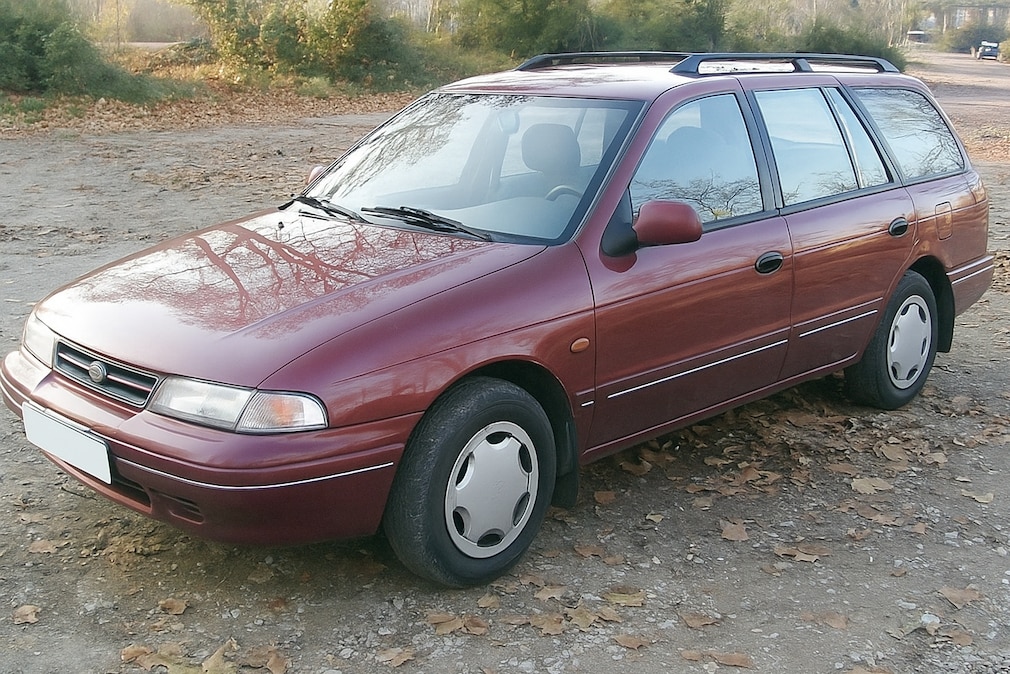 Kia Sephia Kombi stehend von schräg vorn