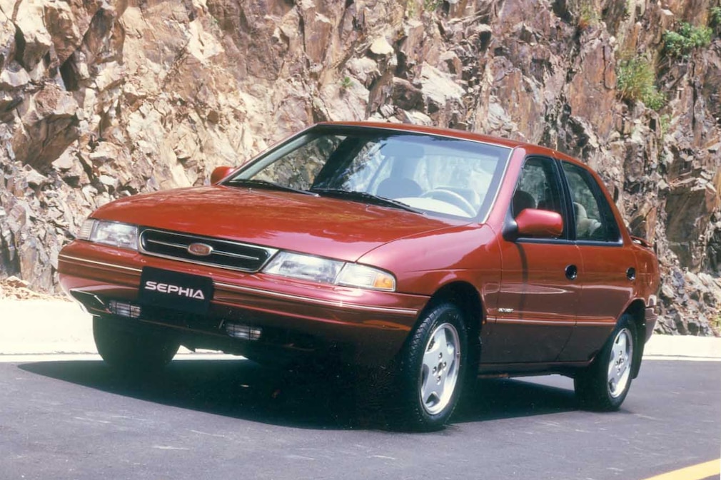 Kia Sephia Serie 1 stehend schräg von vorn