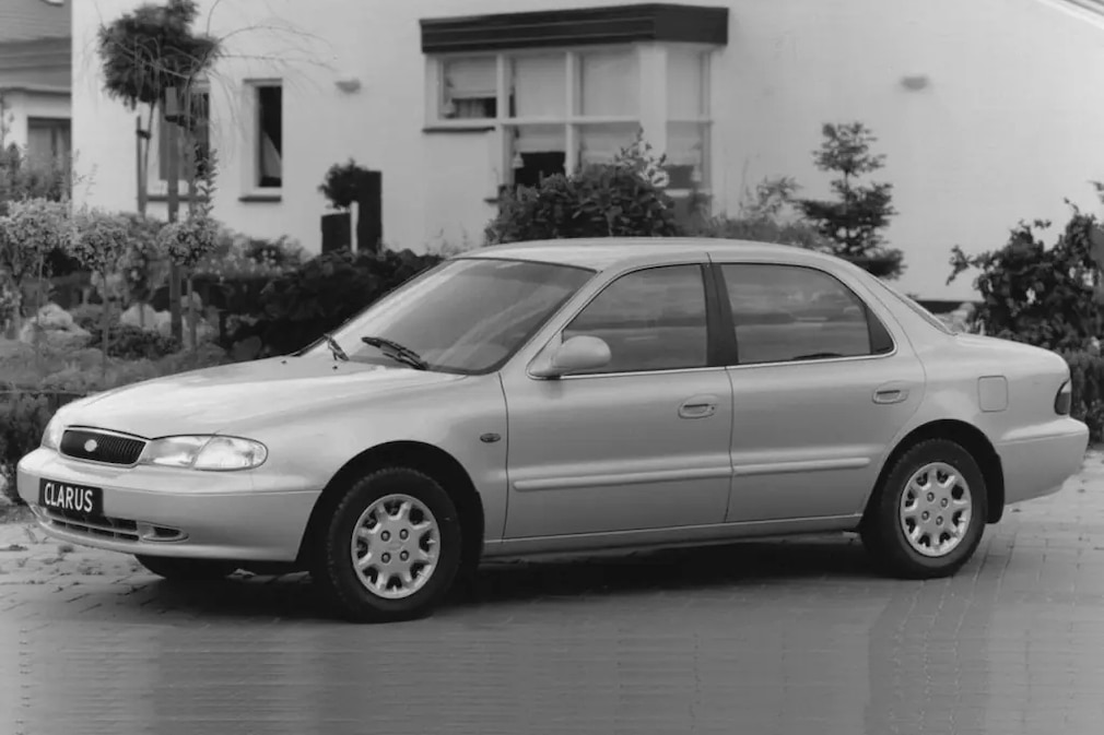 Schwarzweißfoto: Kia Clarus stehend schräg von vorn