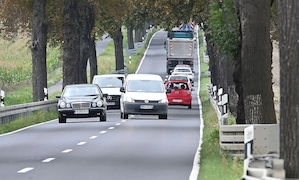 Überholmanöver auf einer Landstraße