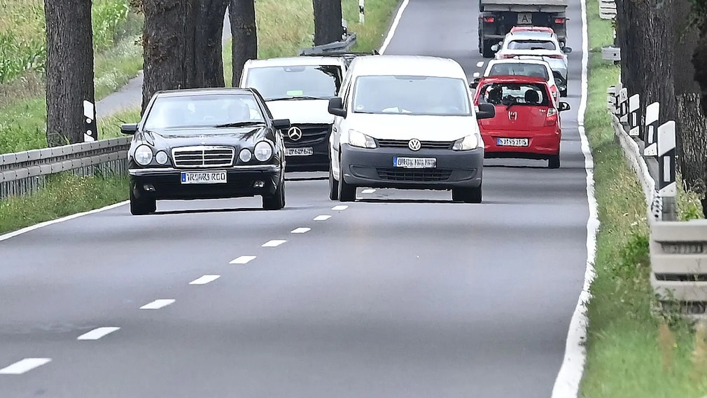 Überholmanöver auf einer Landstraße