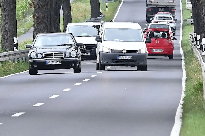 Überholmanöver auf einer Landstraße