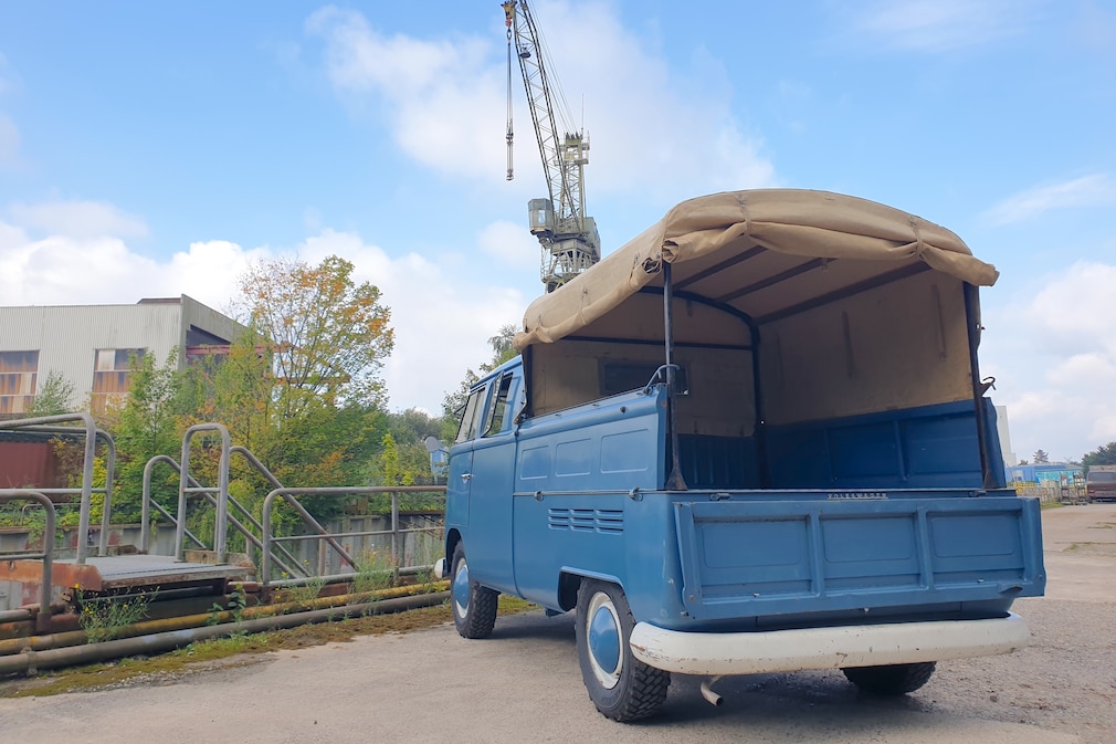 VW T1 Doka Doppelkabine stehend schräg von