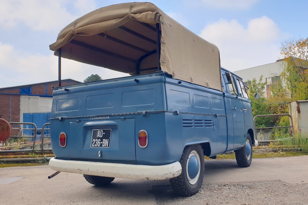 VW T1 Doka Doppelkabine stehend schräg von hinten