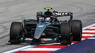 Mercedes dominiert während Verstappen und Ferrari hadern