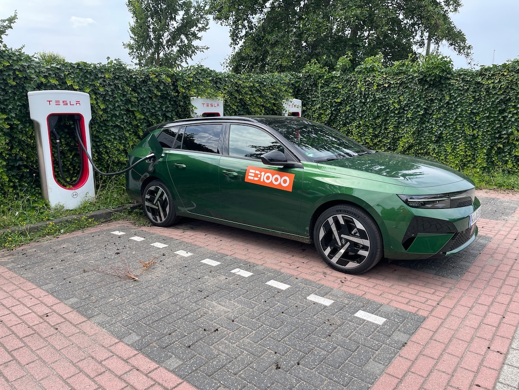Opel Astra Sports Tourer Electric beim Laden am Supercharger