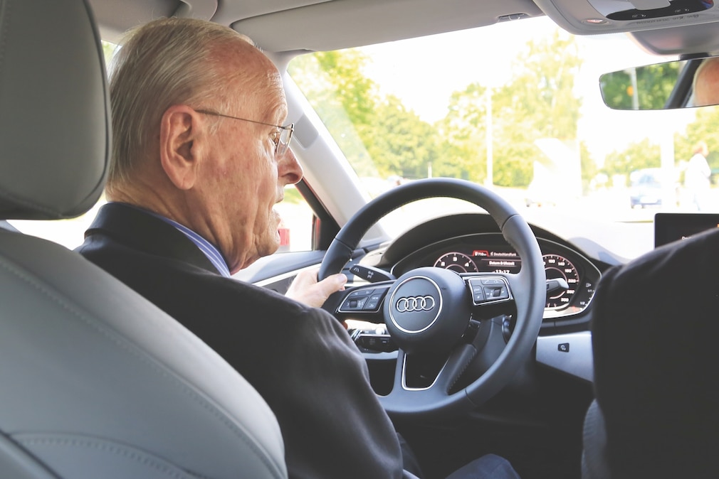 Carl H. Hahn 2016 am Steuer eines Audi A8