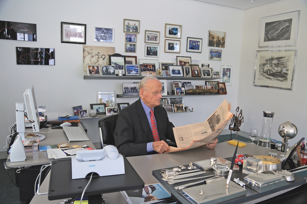 Carl H. Hahn 2016 in seinem Büro