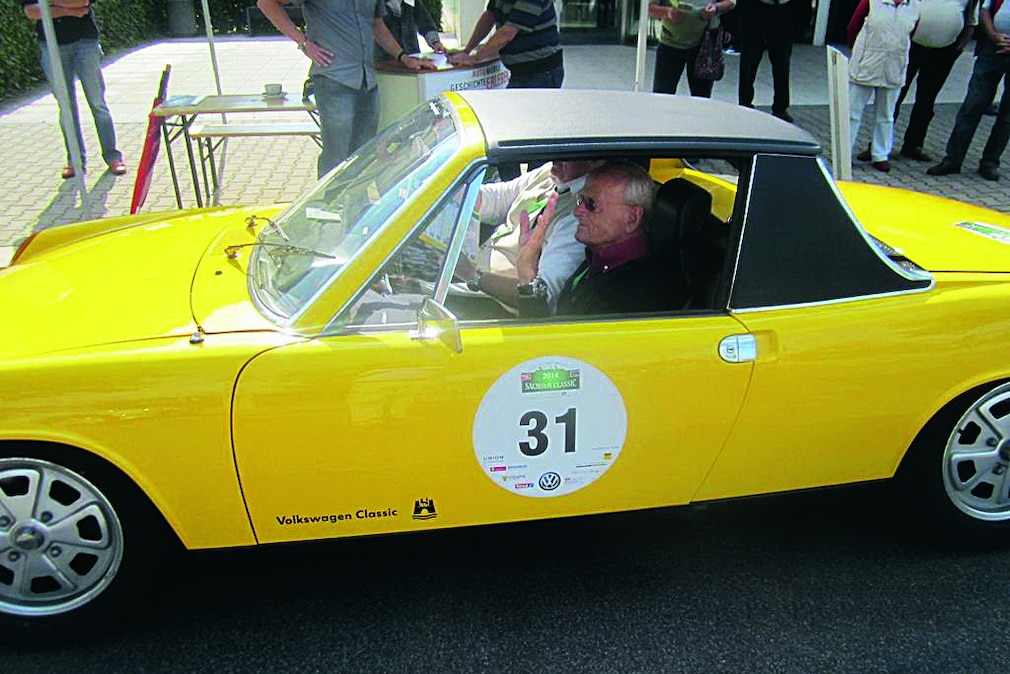 Carl H. Hahn am Steuer eines VW-Porsche 914.