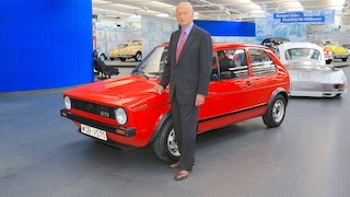 Carl H. Hahn am VW Golf 1 GTI