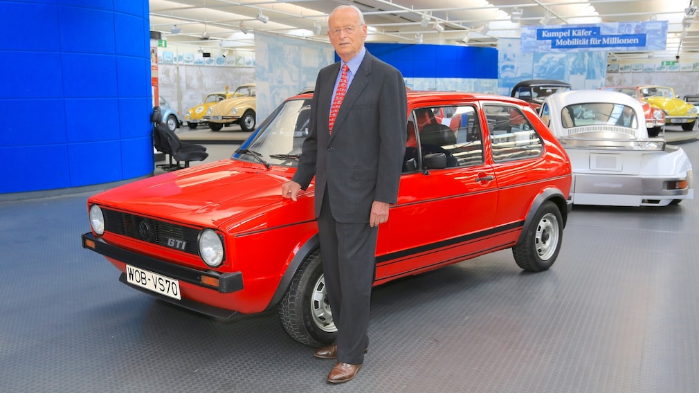 Carl H. Hahn am VW Golf 1 GTI
