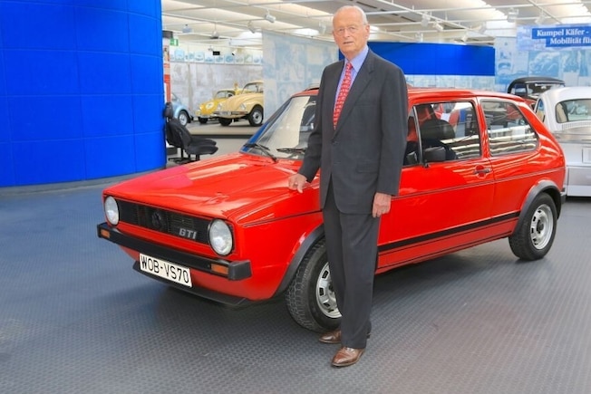 Carl H. Hahn am VW Golf 1 GTI