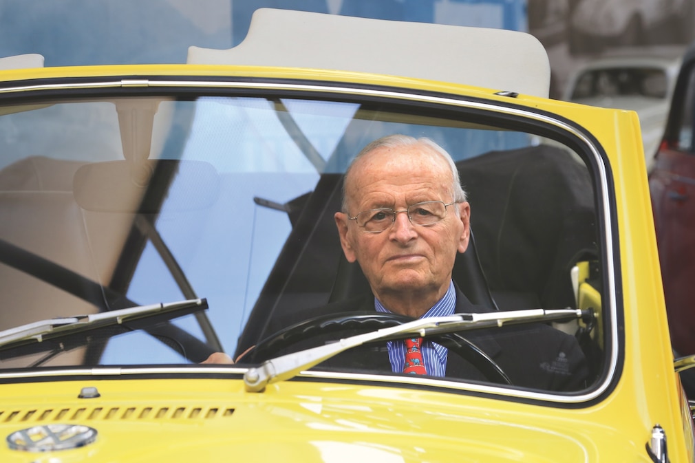 Carl H. Hahn im VW Käfer Cabrio