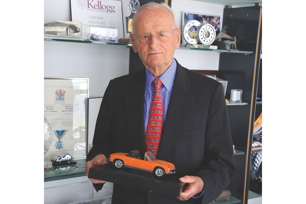 Carl H. Hahn mit Modellauto