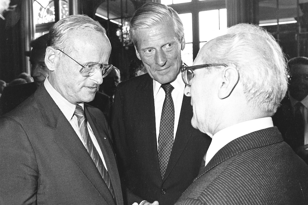 Carl H. Hahn mit Walther Leisler Kiep und Erich Honecker, 1988