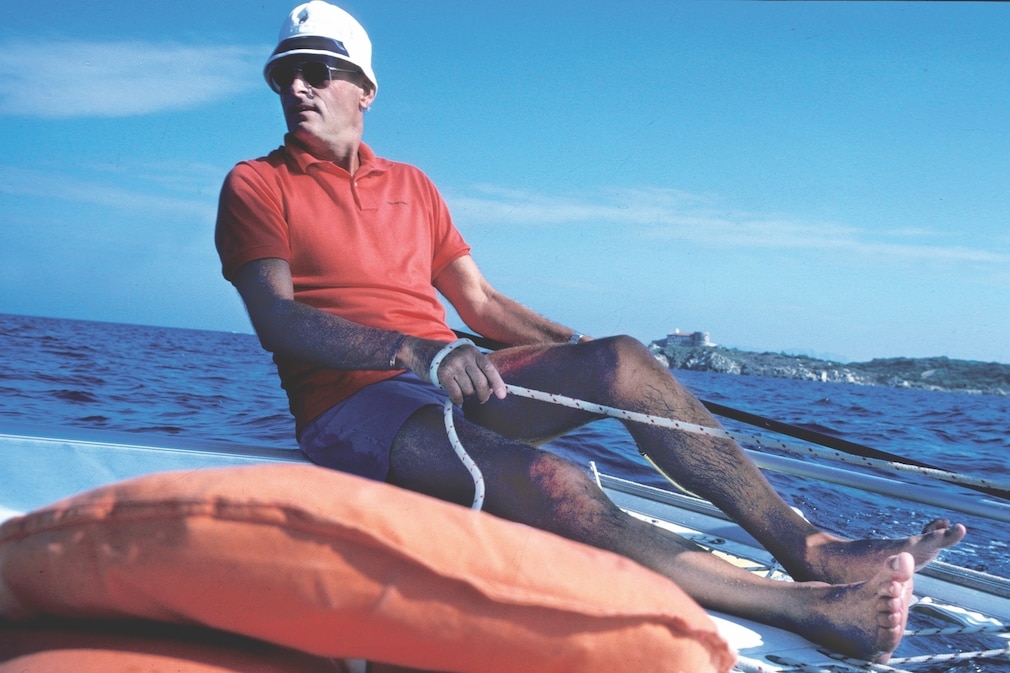 Carl H. Hahn steuert ein Segelboot