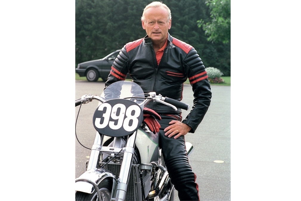Carl H. Hann auf einem Motorrad