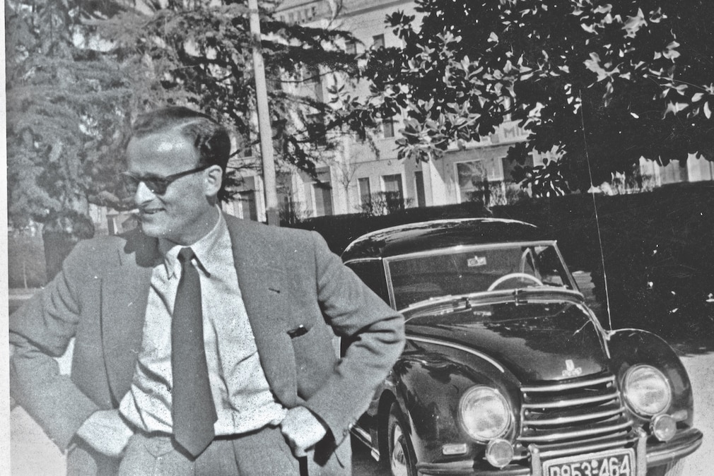 Der junge Carl H. Hahn vor einem DKW