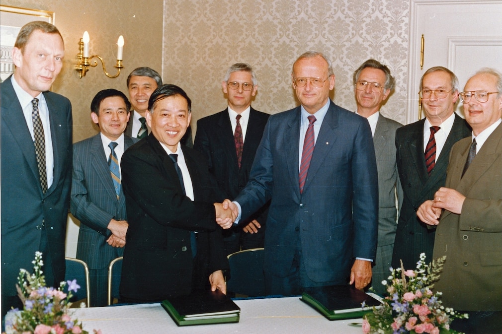 Händeschütteln nach der Vertragsunterzeichnung zum zweiten Joint Venture von VW und First Automobile Works in China mit Carl H. Hahn und Zhaojie Geng