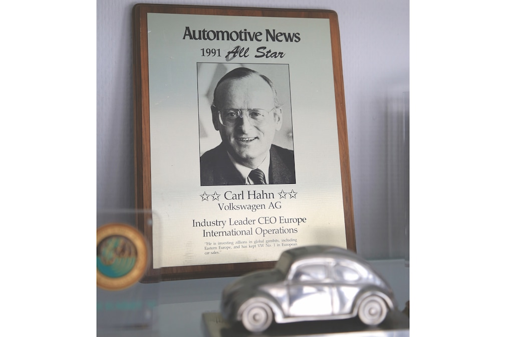 Urkunde über eine Ehrung Hahns von der Zeitschrift Automotive News