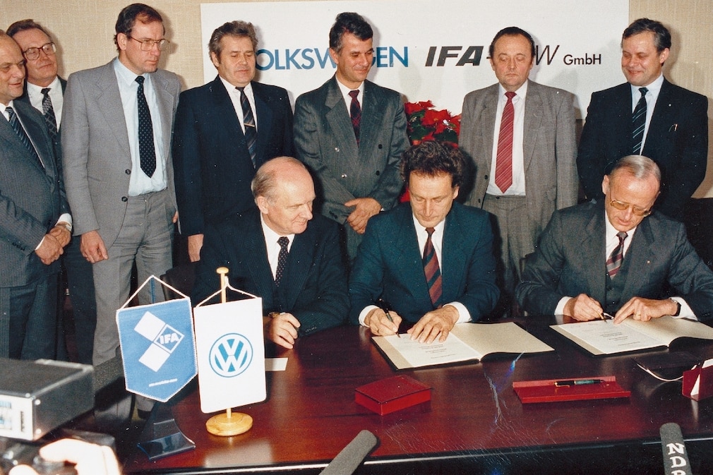 Vertragsunterzeichnung zur Gründung der VW-IFA-Pkw GmbH 1989.