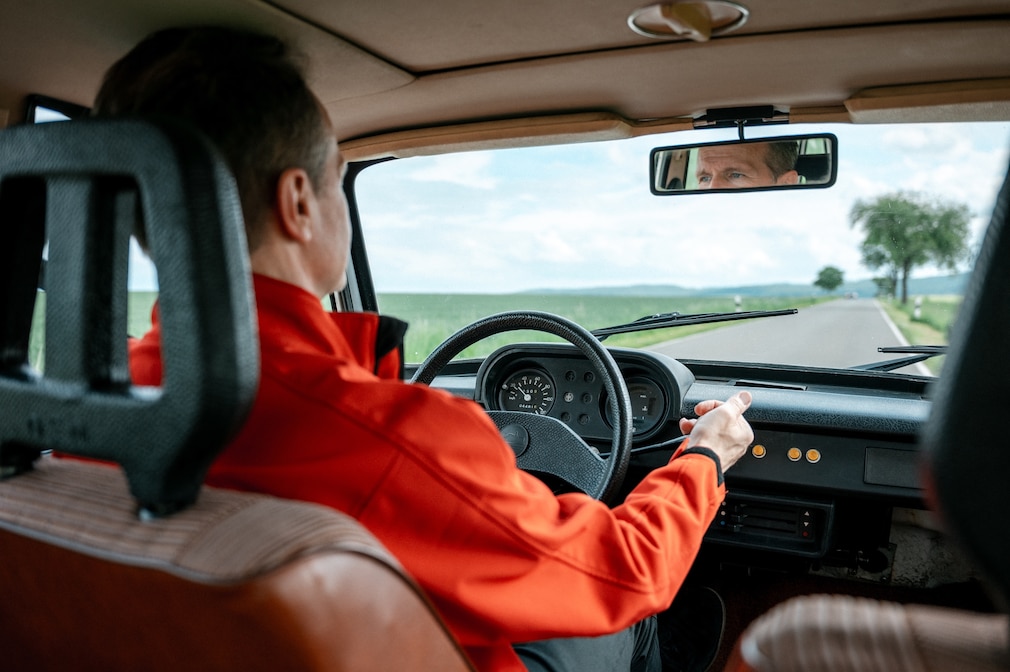 AUTO BILD-Redakteur fahrend am Steuer des Volkspolizei-Wartburg