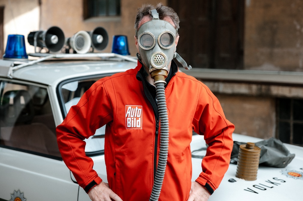 AUTO BILD-Redakteur mit Gasmaske oder ABC-Schutzmaske vorm Gesicht