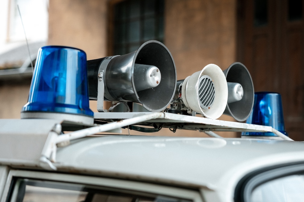 Blaulicht, Sirene und Lautsprecher auf dem Dach des Volkspolizei-Wartburg