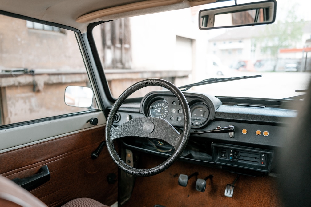 Cockpit des Polizeiautos Wartburg 353 W der DDR-Volkspolizei