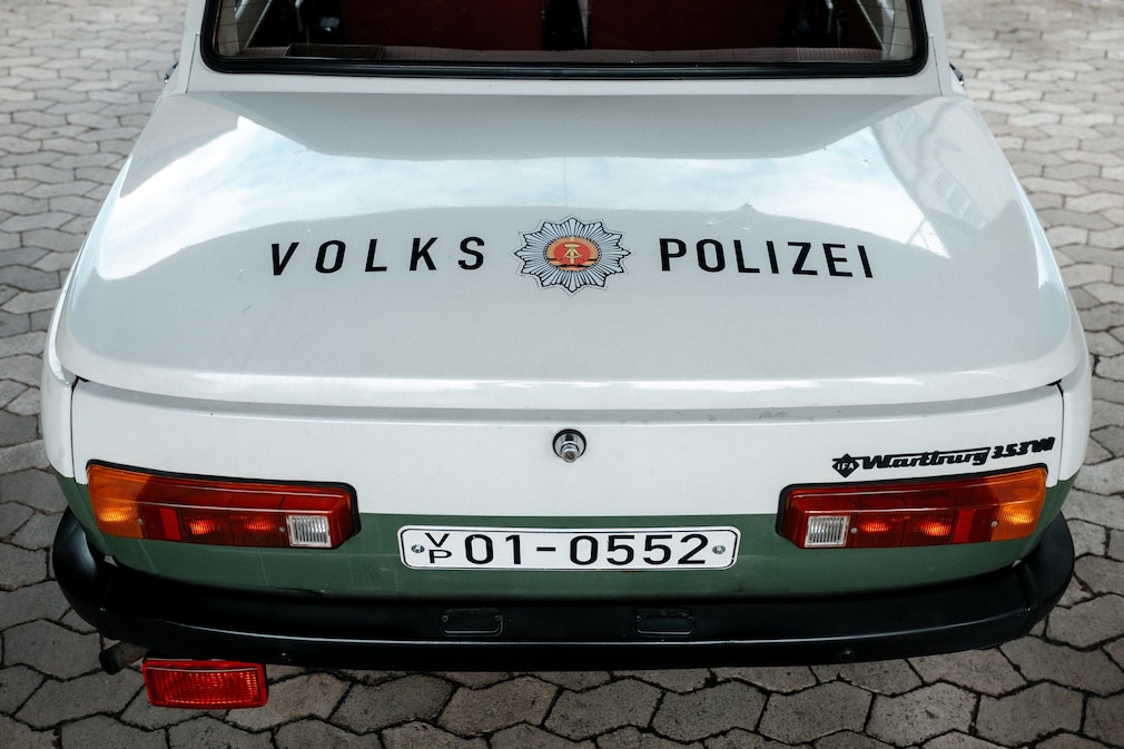 Kofferraumhaube Polizeiauto Wartburg 353 W mit aufschrift "Volkspolizei" und Wappen