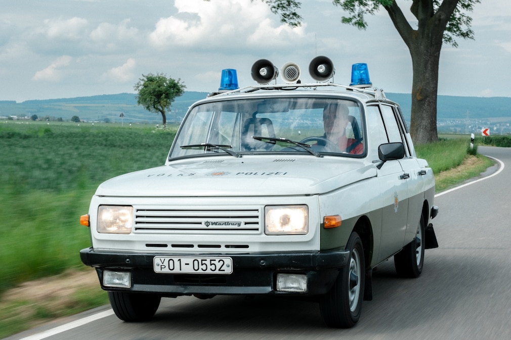 Polizeiauto Wartburg 353 W der DDR-Volkspolizei fahrend schräg von vorn