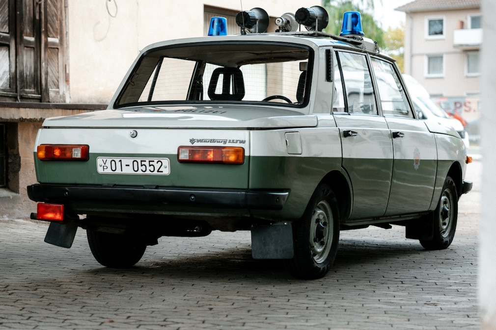 Polizeiauto Wartburg 353 W der DDR-Volkspolizei stehend von schräg hinten