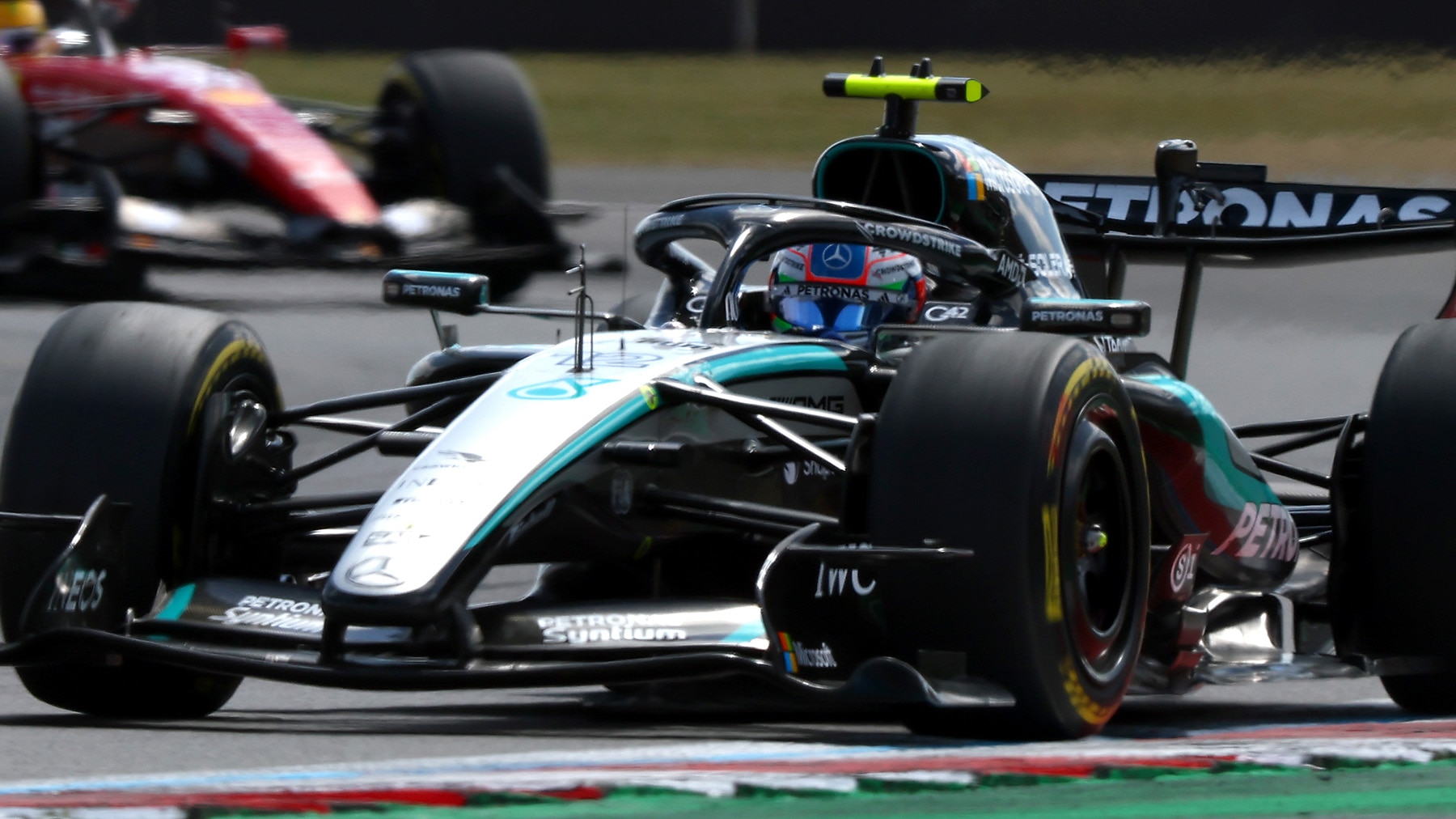 Mercedes-fliegt-erst-ab-und-dann-zur-Pole-in-Silverstone