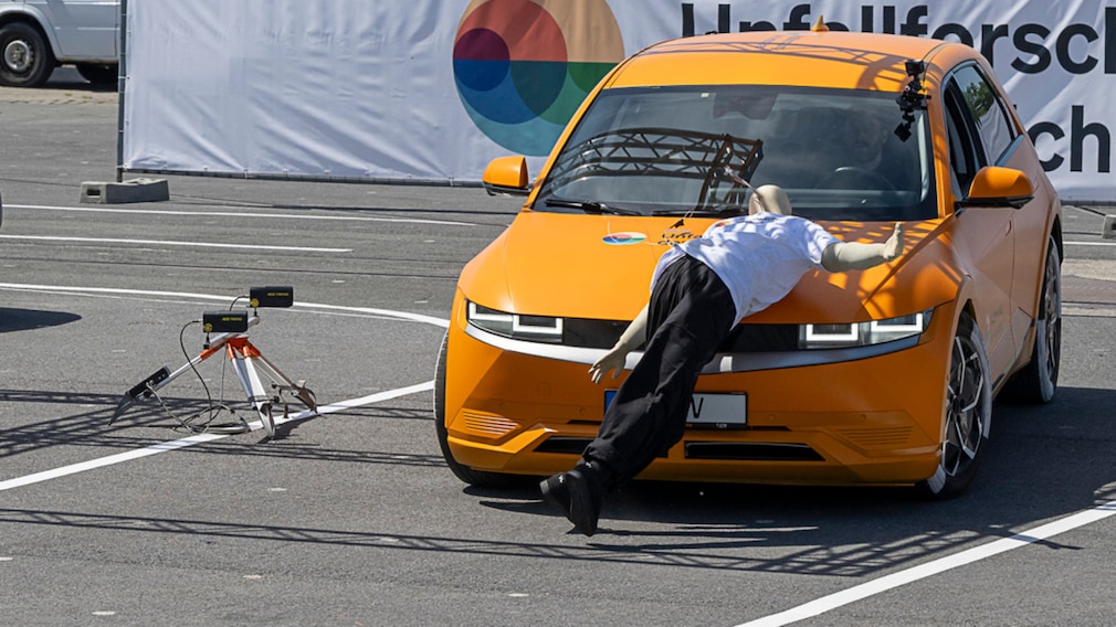 Unfallforschung der Versicherer UDV GDV Elektroauto E-Auto Unfälle AVAS Fußgänger