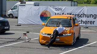 Unfallforschung der Versicherer UDV GDV Elektroauto E-Auto Unfälle AVAS Fußgänger
