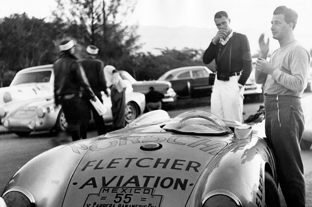 Carrera Panamericana, Mexiko, 1954: Hans Herrmann steht neben dem Porsche 550 Spyder
