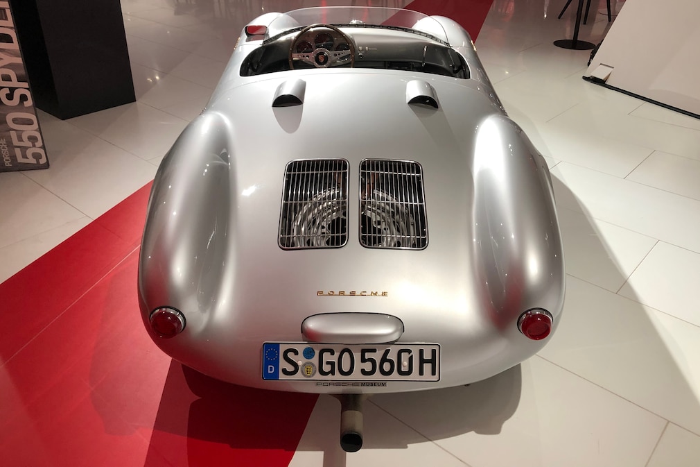 Porsche 550 Spyder in der Ausstellung in Stuttgart stehend von hinten