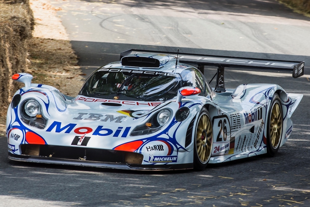 Porsche 911 GT1 '98 fahrend schräg von vorn