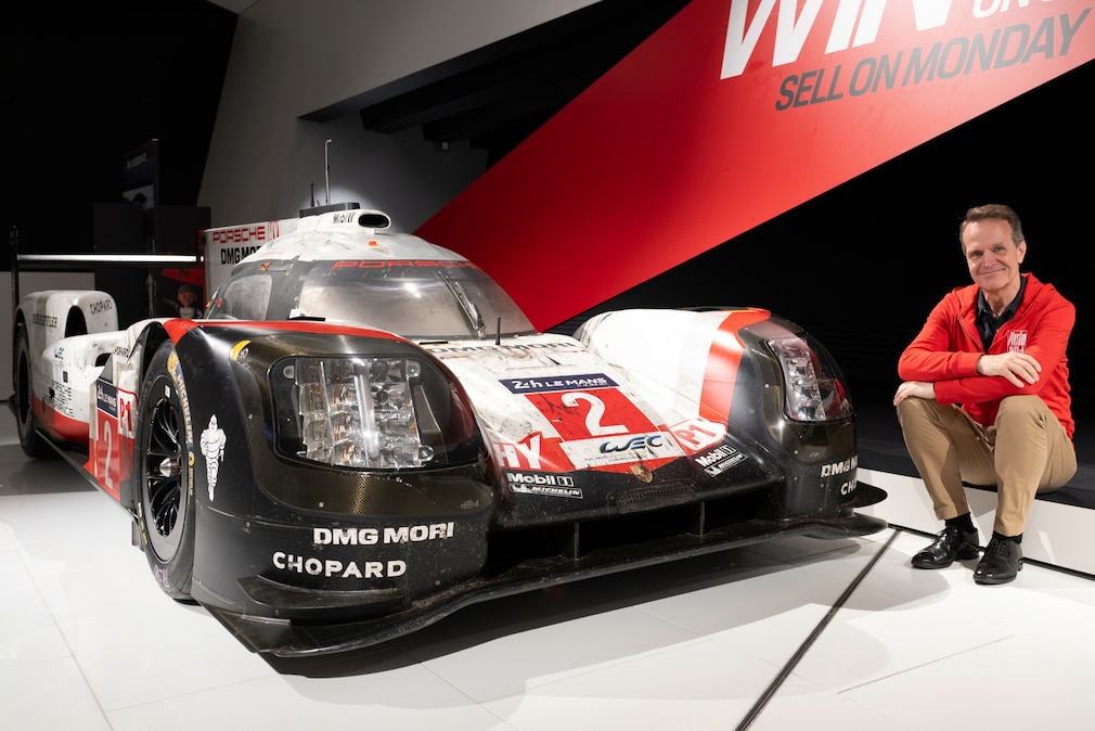 Porsche 919 Hybrid in der Ausstellung, schräg von vorn, mit AUTO BILD-Redakteur