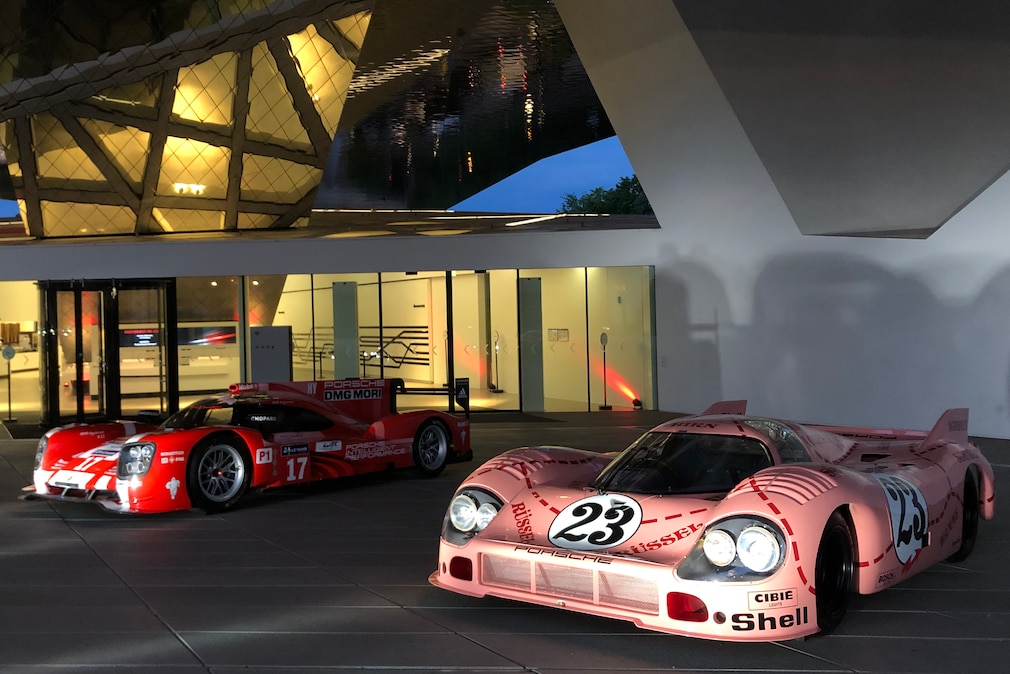 Porsche 919 Hybrid und Porsche 917/20 Coupé "Sau" vor dem Porsche-Museum in Stuttgart