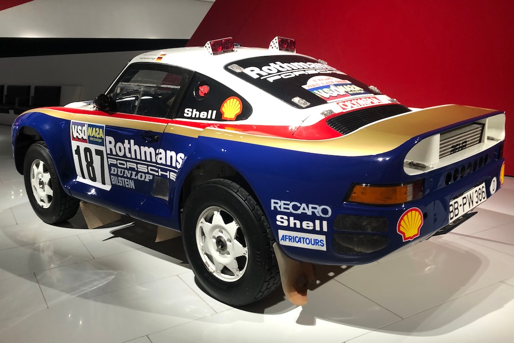 Porsche 959 Paris-Dakar stehend schräg von hinten