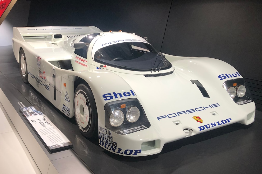 Porsche 962 IMSA Langheck für 1984, stehend schräg von vorn