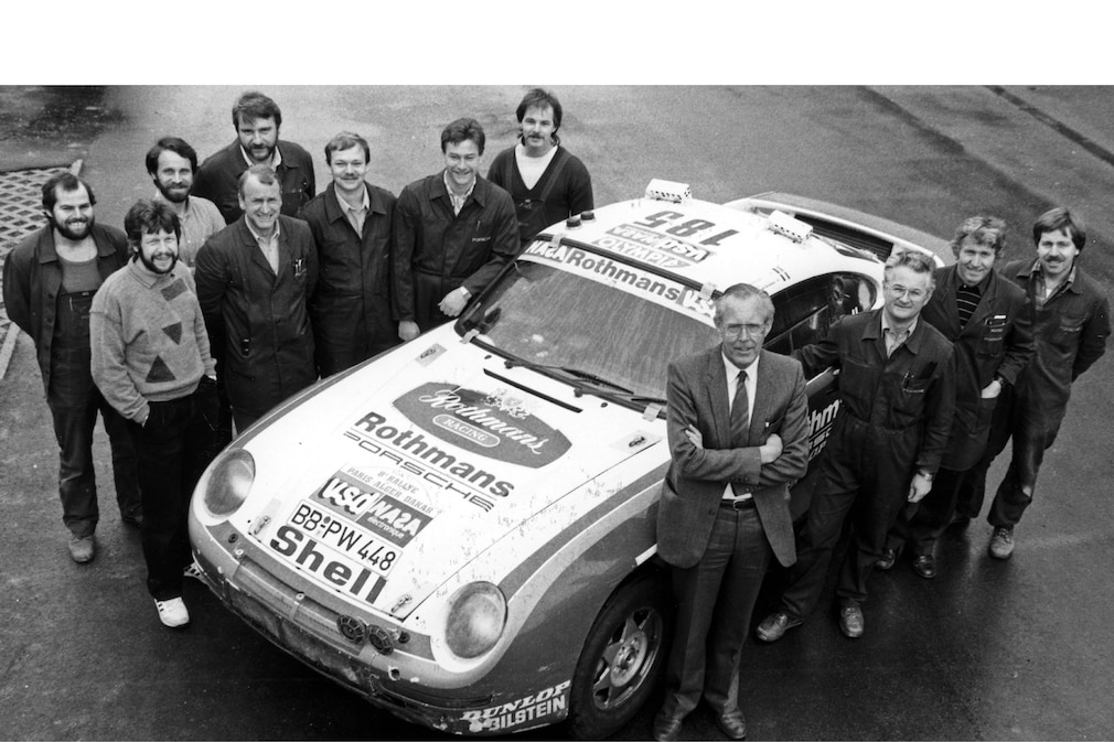 die Macher des Porsche 959 Paris-Dakar, vorn Konstrukteur Peter Falk.