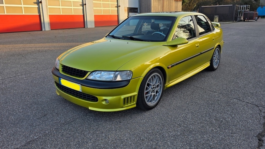 Dieser Opel Vectra ist an einen Tourenwagen angelehnt