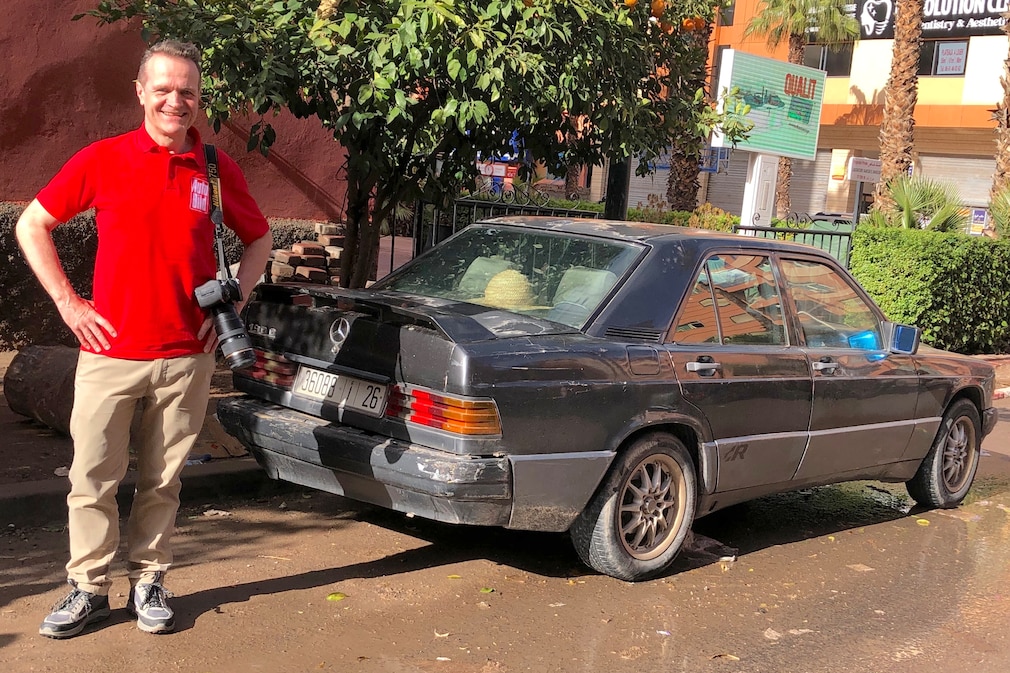 AUTO BILD-Redakteur an einem Mercedes 190 E (W 201)