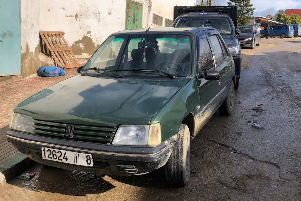 Peugeot 205 stehend schräg von vorn in Marokko