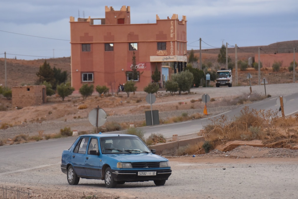 Peugeot 309 fahrend schräg von vorn in Marokko